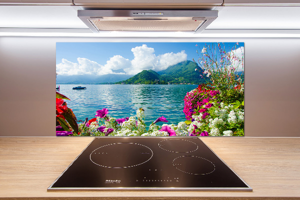 Pannello paraschizzi cucina con stampa a fiori sullo sfondo di un lago