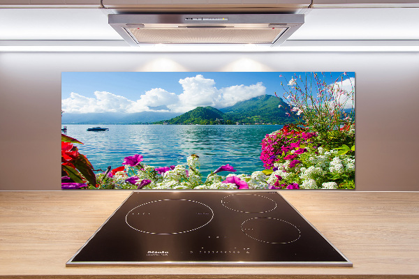 Pannello paraschizzi cucina con stampa a fiori sullo sfondo di un lago