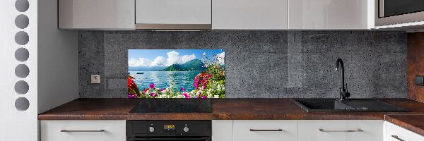 Pannello paraschizzi cucina con stampa a fiori sullo sfondo di un lago