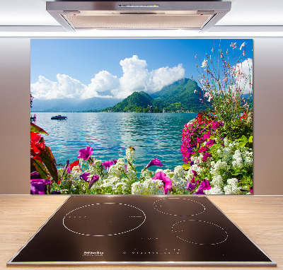 Pannello paraschizzi cucina con stampa a fiori sullo sfondo di un lago
