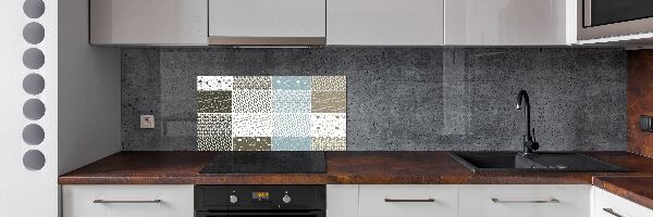 Rivestimento parete cucina con motivi geometrici