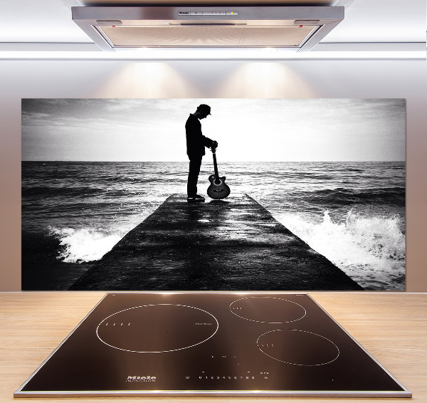 Rivestimento parete cucina con stampa raffigurante un chitarrista sul molo