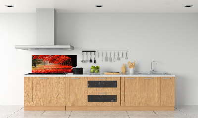 Rivestimento parete cucina con motivo di alberi in versione autunnale