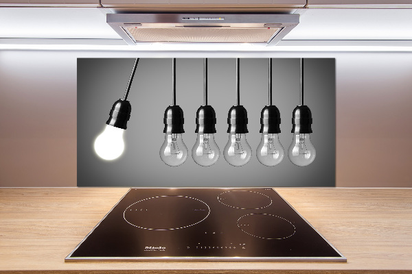 Rivestimento parete cucina con sei lampadine