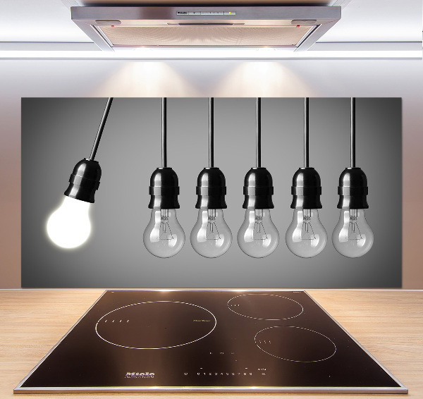 Rivestimento parete cucina con sei lampadine