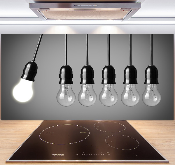 Rivestimento parete cucina con sei lampadine
