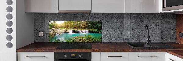 Pannello retrocucina con motivo a cascata nella foresta