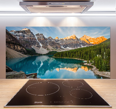 Rivestimento parete cucina con decorazione raffigurante un lago tra le montagne