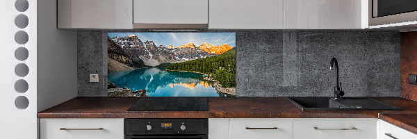 Rivestimento parete cucina con decorazione raffigurante un lago tra le montagne