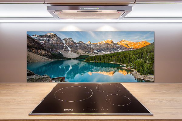 Rivestimento parete cucina con decorazione raffigurante un lago tra le montagne