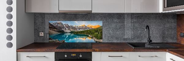 Rivestimento parete cucina con decorazione raffigurante un lago tra le montagne