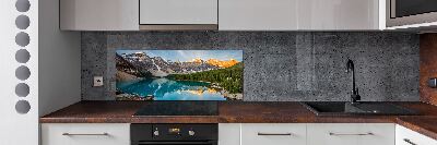 Rivestimento parete cucina con decorazione raffigurante un lago tra le montagne