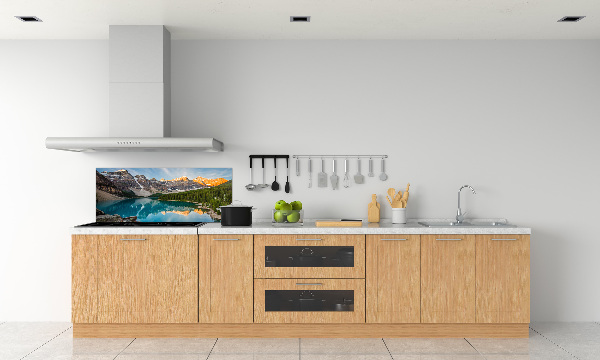 Rivestimento parete cucina con decorazione raffigurante un lago tra le montagne