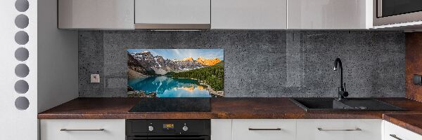 Rivestimento parete cucina con decorazione raffigurante un lago tra le montagne