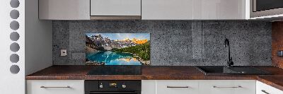 Rivestimento parete cucina con decorazione raffigurante un lago tra le montagne