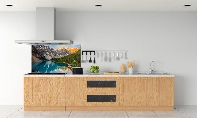 Rivestimento parete cucina con decorazione raffigurante un lago tra le montagne