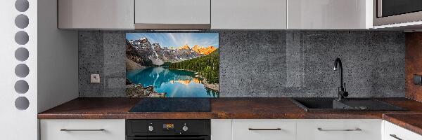 Rivestimento parete cucina con decorazione raffigurante un lago tra le montagne