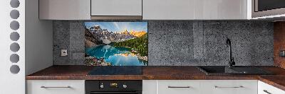 Rivestimento parete cucina con decorazione raffigurante un lago tra le montagne