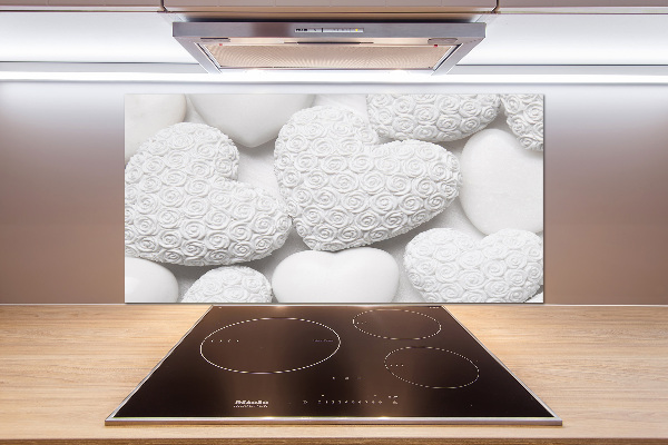 Rivestimento parete cucina con motivo a cuori bianchi