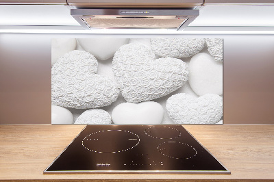 Rivestimento parete cucina con motivo a cuori bianchi