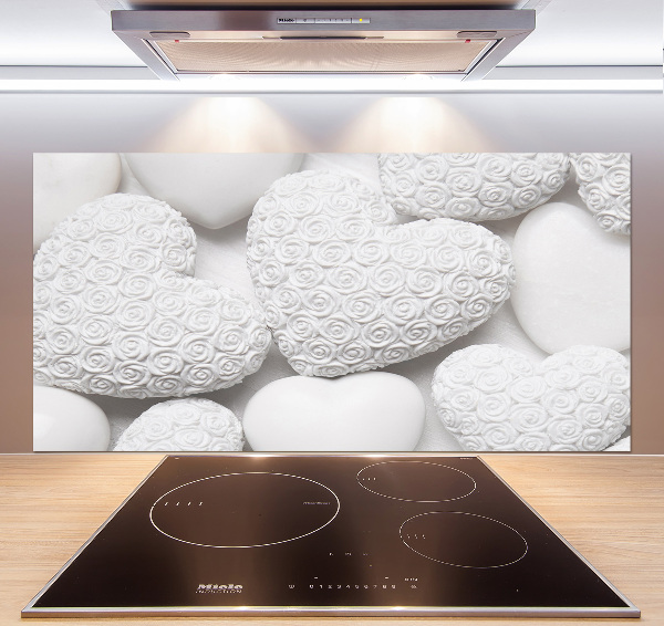 Rivestimento parete cucina con motivo a cuori bianchi