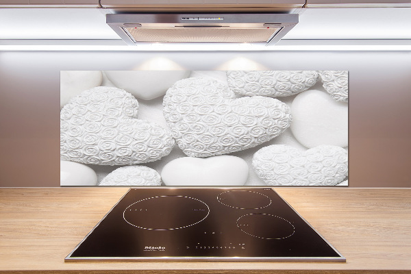 Rivestimento parete cucina con motivo a cuori bianchi