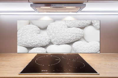 Rivestimento parete cucina con motivo a cuori bianchi