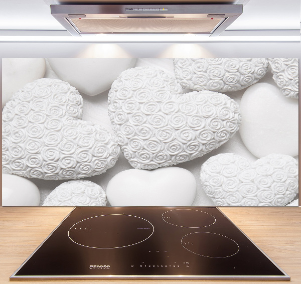 Rivestimento parete cucina con motivo a cuori bianchi