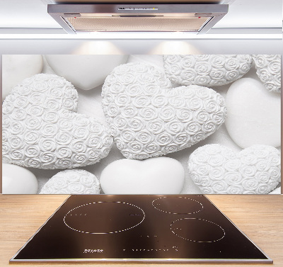 Rivestimento parete cucina con motivo a cuori bianchi