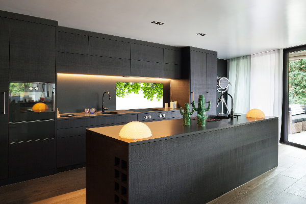 Rivestimento parete cucina con motivo a foglie di quercia