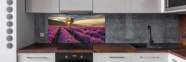Rivestimento parete cucina con motivo a campo di lavanda