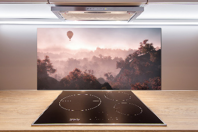 Rivestimento parete cucina con stampa raffigurante una mongolfiera che sorvola una foresta