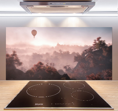 Rivestimento parete cucina con stampa raffigurante una mongolfiera che sorvola una foresta