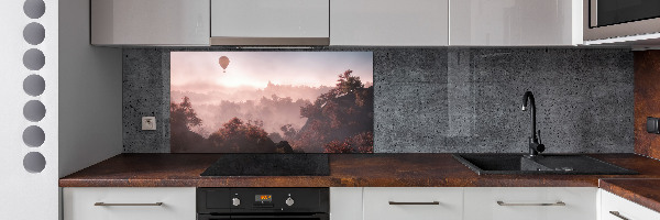Rivestimento parete cucina con stampa raffigurante una mongolfiera che sorvola una foresta