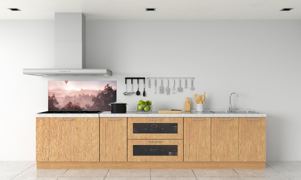 Rivestimento parete cucina con stampa raffigurante una mongolfiera che sorvola una foresta