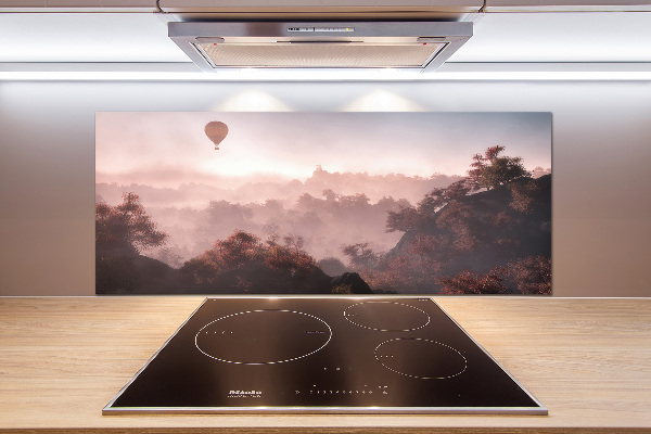 Rivestimento parete cucina con stampa raffigurante una mongolfiera che sorvola una foresta