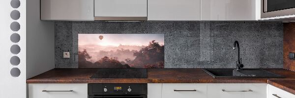 Rivestimento parete cucina con stampa raffigurante una mongolfiera che sorvola una foresta