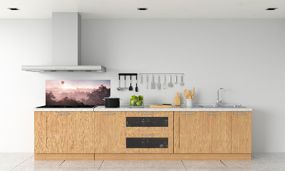 Rivestimento parete cucina con stampa raffigurante una mongolfiera che sorvola una foresta
