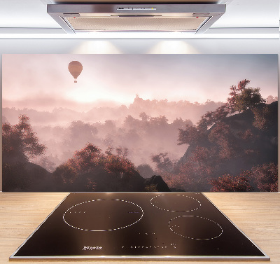 Rivestimento parete cucina con stampa raffigurante una mongolfiera che sorvola una foresta