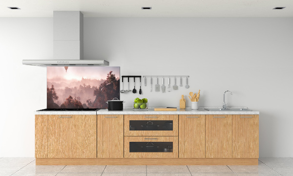 Rivestimento parete cucina con stampa raffigurante una mongolfiera che sorvola una foresta