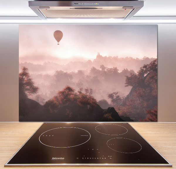 Rivestimento parete cucina con stampa raffigurante una mongolfiera che sorvola una foresta