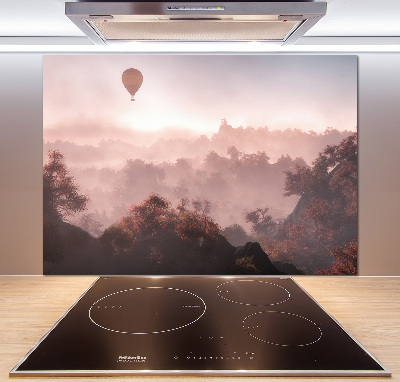 Rivestimento parete cucina con stampa raffigurante una mongolfiera che sorvola una foresta