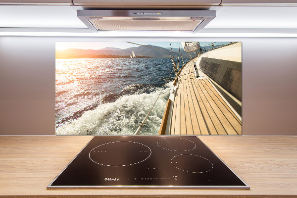 Rivestimento parete cucina con stampa raffigurante una barca a vela in mare
