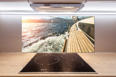 Rivestimento parete cucina con stampa raffigurante una barca a vela in mare