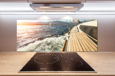 Rivestimento parete cucina con stampa raffigurante una barca a vela in mare