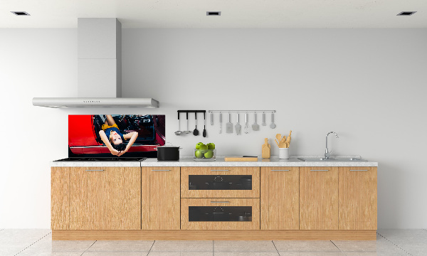 Pannello paraschizzi cucina con stampa raffigurante una donna in macchina