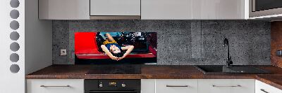 Pannello paraschizzi cucina con stampa raffigurante una donna in macchina