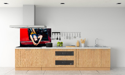 Pannello paraschizzi cucina con stampa raffigurante una donna in macchina