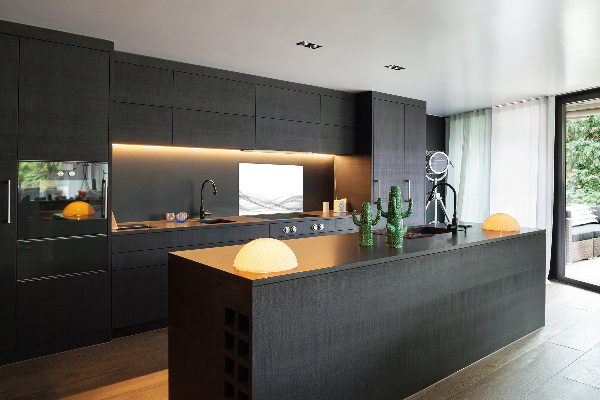 Rivestimento parete cucina con motivo a onde astratte