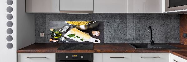 Rivestimento parete cucina con pasta all'aglio